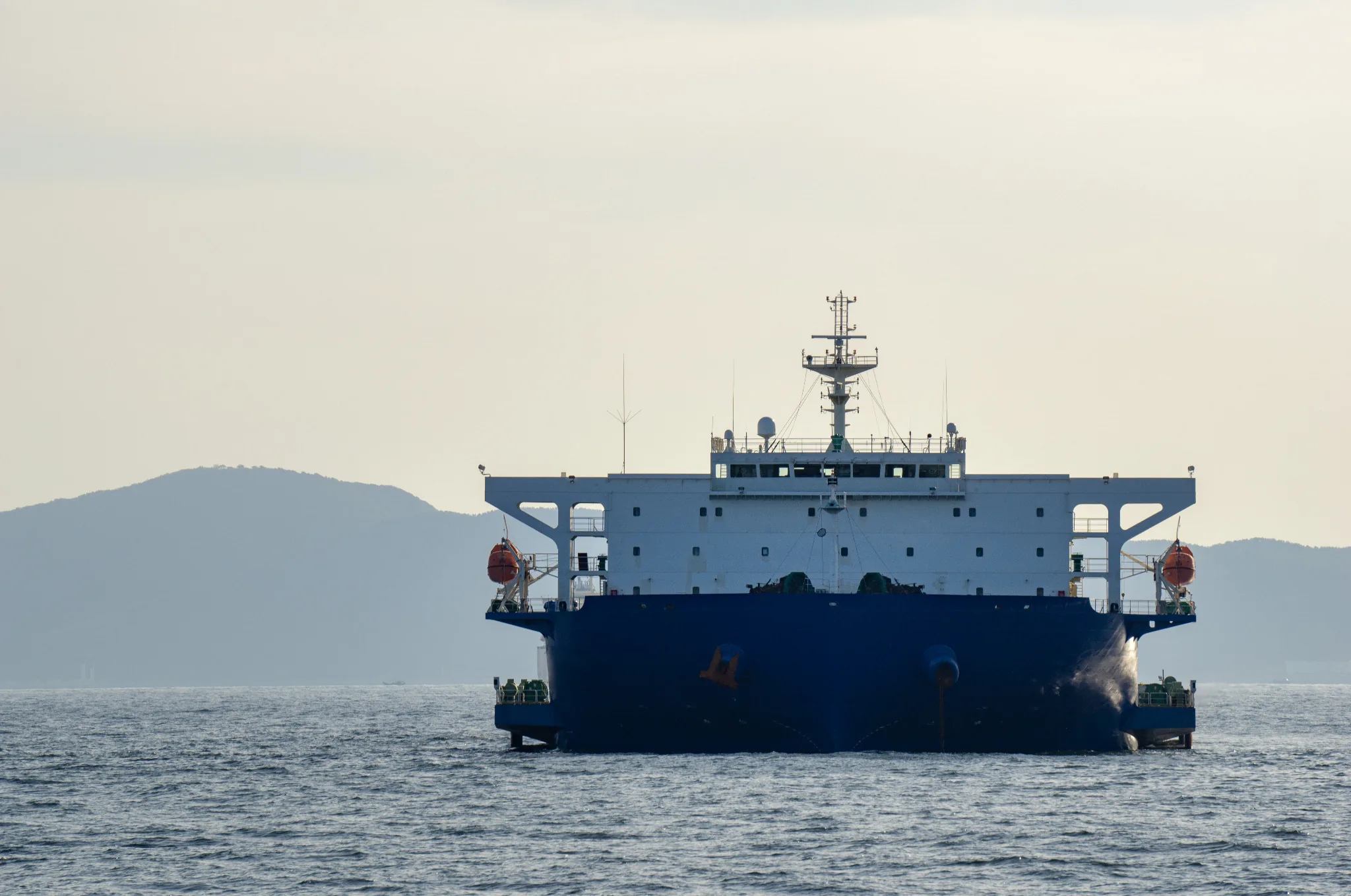Heavy-lift project cargo vessel