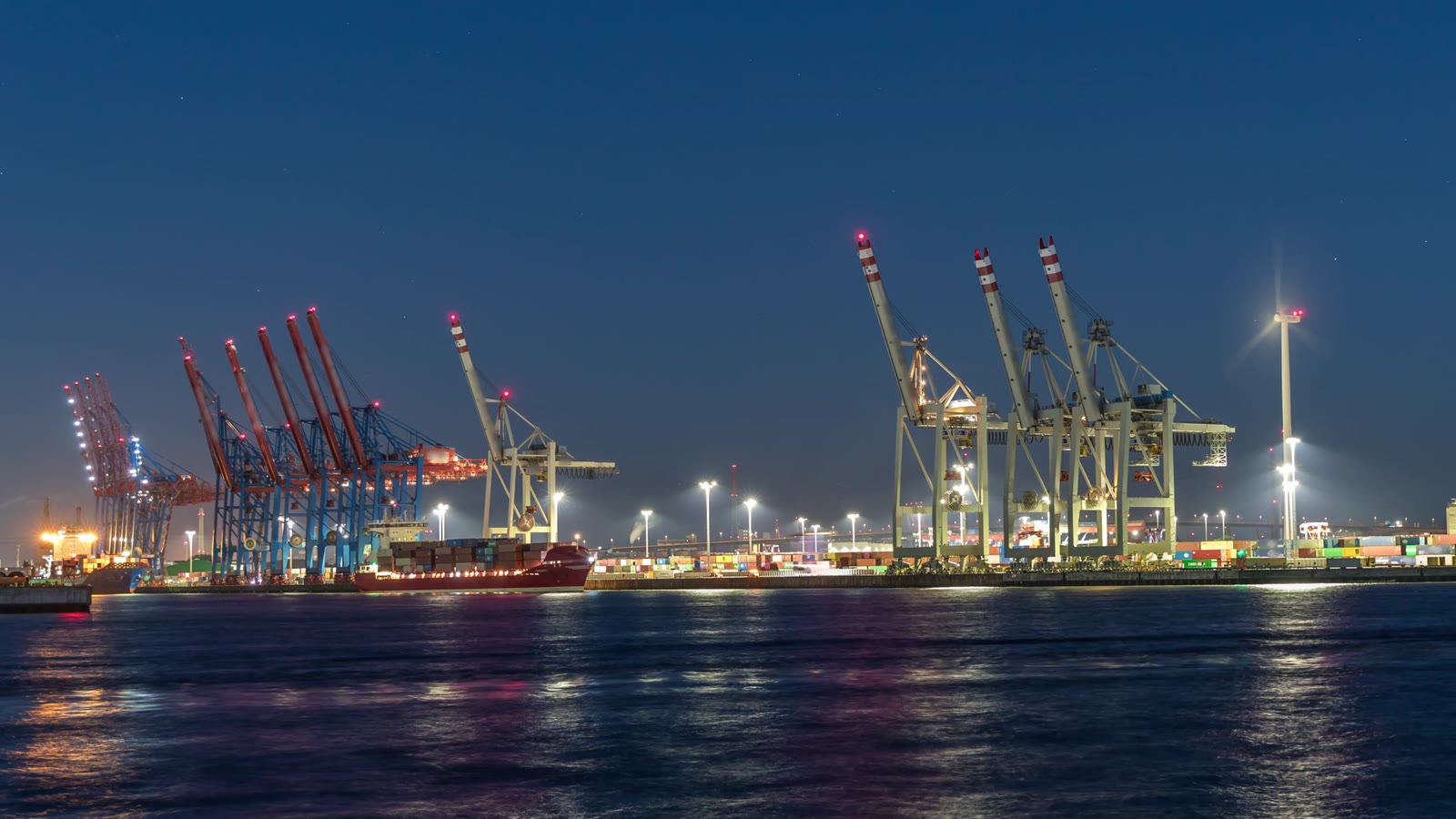Container terminal operating at night